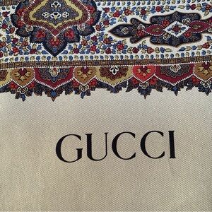 Gucci 100% silk Made in Italy, Shawl/scarf   Used
